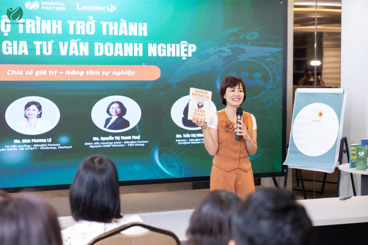 Đinh Phương Lý (Liz Dinh) 